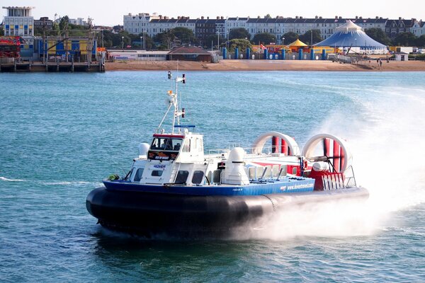 Hovercraft nella baia si svolge con spruzzi