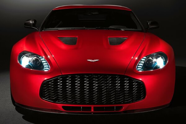 Auto rossa Aston Martin