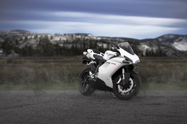 Photo de Ducati sur fond de montagnes et de nuages