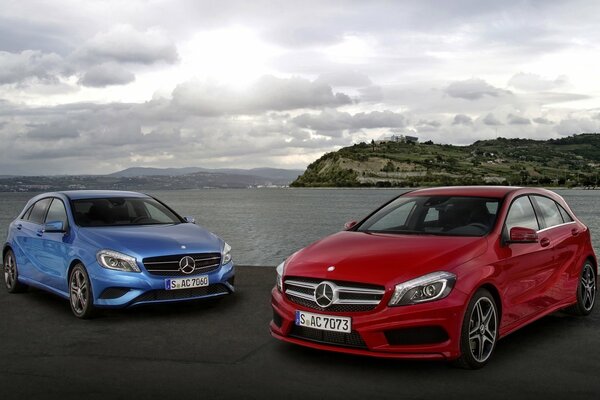 Coches rojos y azules de la marca mercedes-benz a-klasse