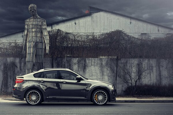 Bmw X6 E72 Hamann na tle opuszczonego budynku