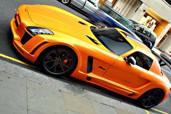 Une Mercedes Orange garée