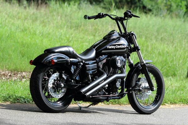 Moto negra Chopper Harley-Davidson