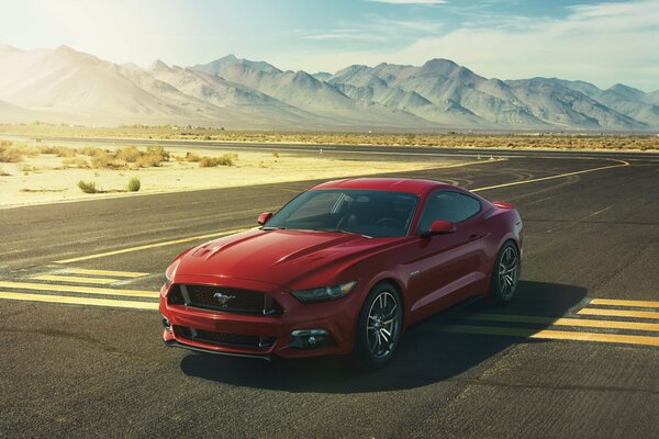 Ford Mustang sur fond de paysage de montagne