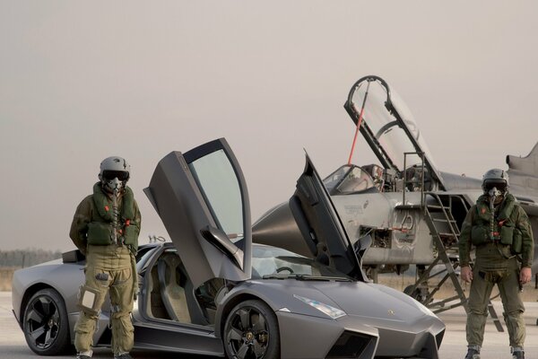 Piloti militari parcheggiati accanto al combattente