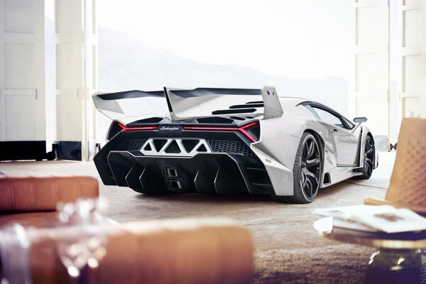 Lamborghini blanco como la nieve original y elegante