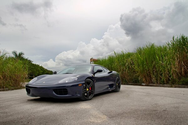 Coche deportivo ferrari 360 de dos plazas con Llantas brillantes