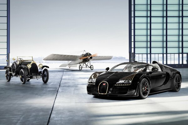 Ein Bugatti veyron, ein altes Auto und eine Rarität im Hangar