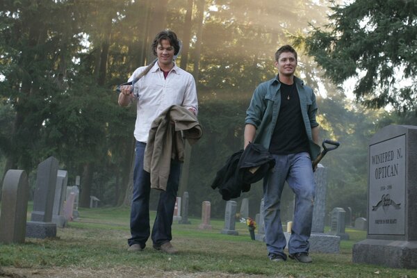 I fratelli Winchester di Supernatural camminano attraverso il cimitero