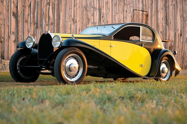 Gelber oldtimer bugatti coupé typ 46 superprofil aus dem Jahr 1930