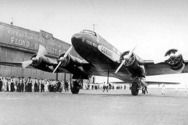 Retro-Flugzeug auf einem Schwarz-Weiß-Foto