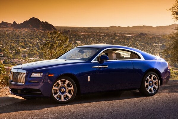 Автомобиль rolls-royce синий пустыня