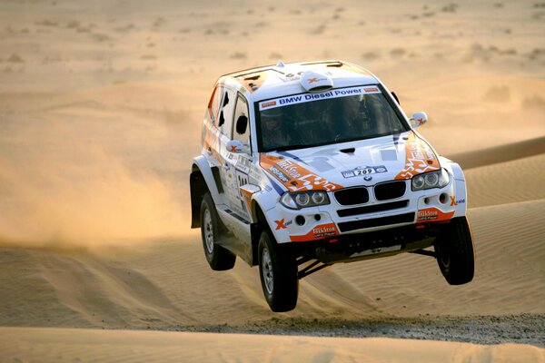 Bmw x3 SUV in der Wüste von Dakar