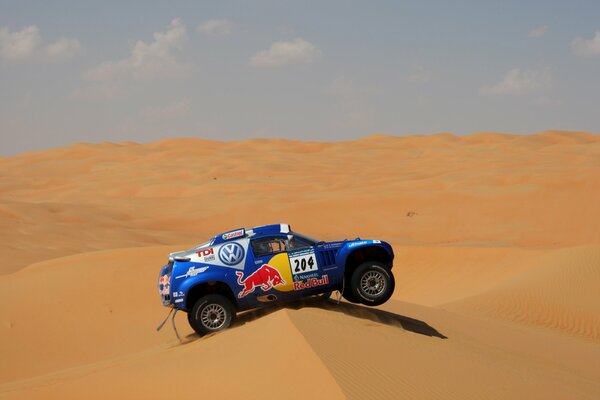 La macchina blu di folgsvagen nel deserto