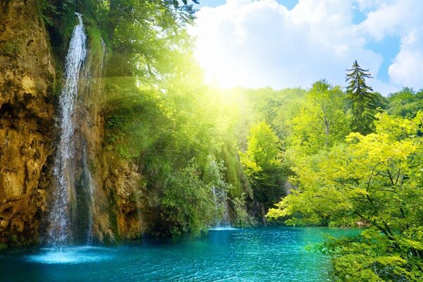 Wasserfall, Himmel, Bäume. Die Natur