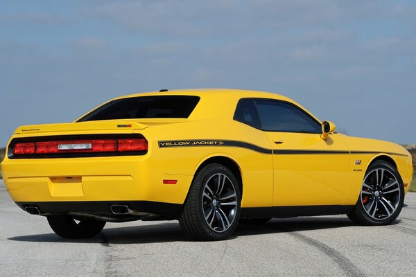 Coche deportivo Challenger amarillo