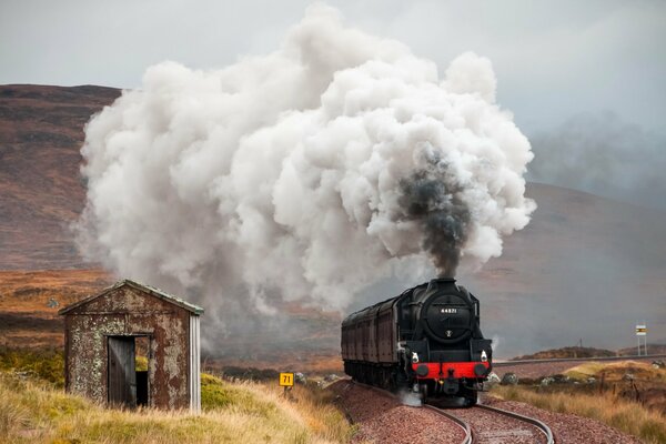 Locomotiva ferroviaria e casa abbandonata