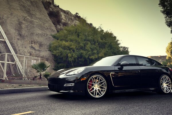 Porsche nera sullo sfondo di un bellissimo paesaggio