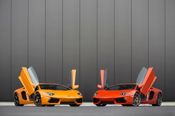 Deux Aventador jaune et rouge avec portes ouvertes