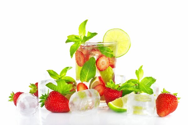 Bebida refrescante con fresas, menta, Lima y hielo