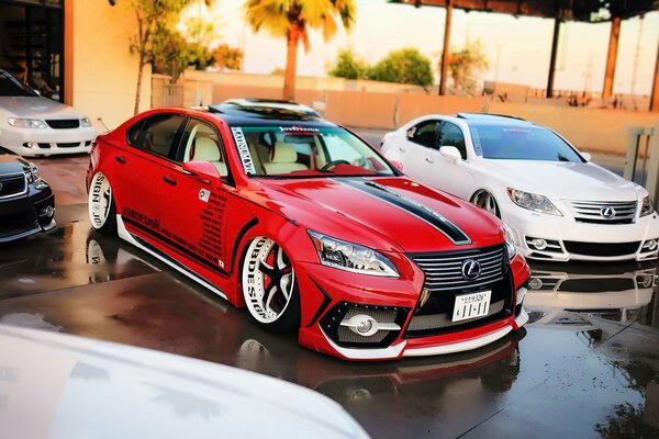 El Lexus rojo Tuning en su autovía