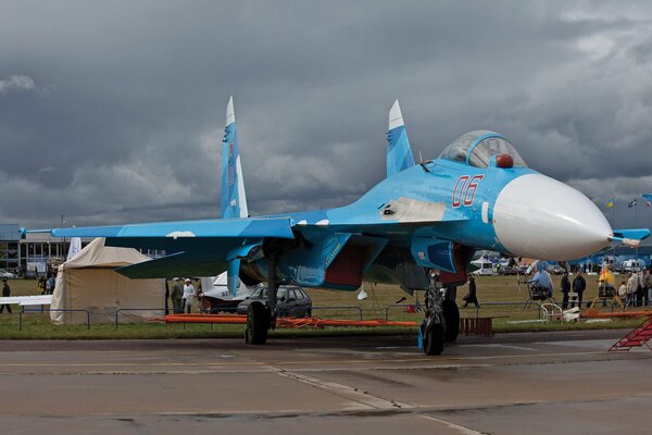 El caza su-27 está de pie contra el cielo