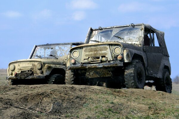 Off-Road UAZ en la naturaleza bajo el cielo