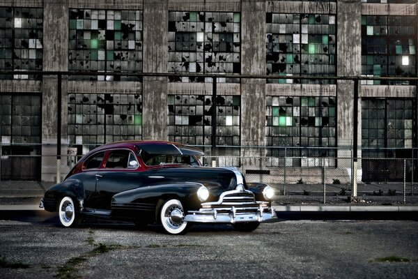 Coche pontiac47 con faros encendidos en el fondo urbano