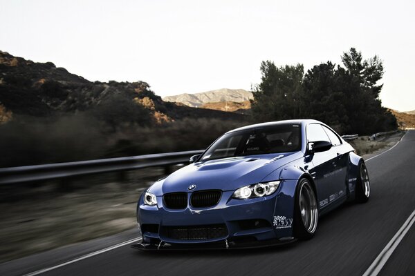 Une BMW audacieuse et rapide sur la piste. Vitesse