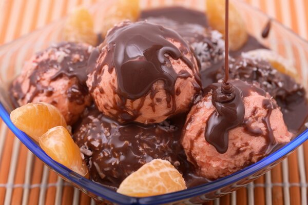 Palline di gelato con cioccolato liquido e fette di mandarino