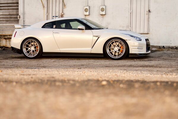 Nissan blanco en un hermoso disco