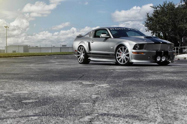 Ford Mustang plateado bajo las nubes