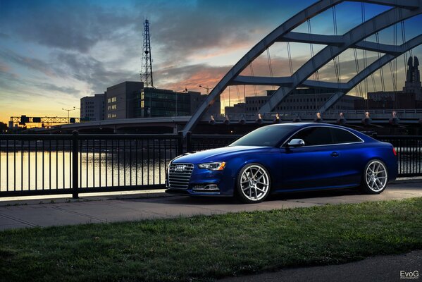 Audi s5 in der Nähe der Brücke am frühen Abend