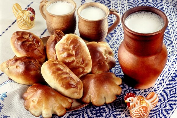 Empanadas de la estufa y leche en una jarra