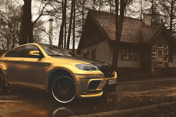 BMW de cromo amarillo en el fondo de la casa