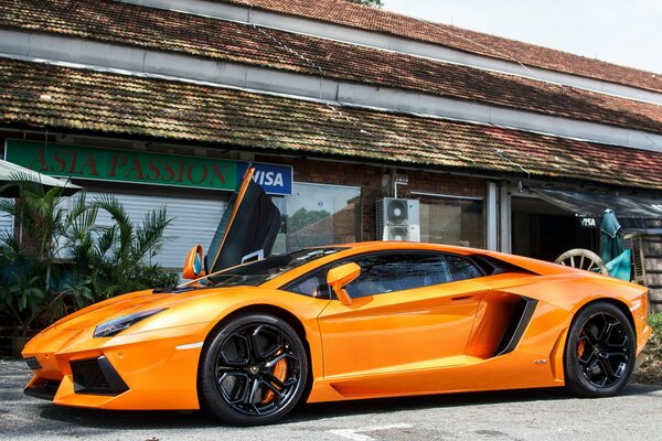 Lamborghini LP700-4 orange avendator