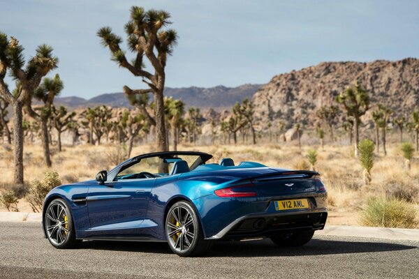 El Aston Martin tiene un color azul, el trasero es hermoso