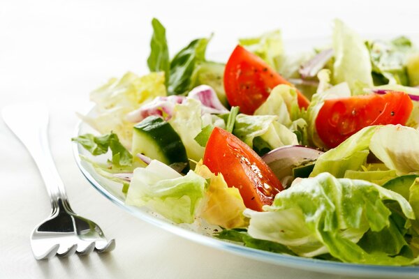 Salade de légumes à la tomate et aux feuilles de laitue