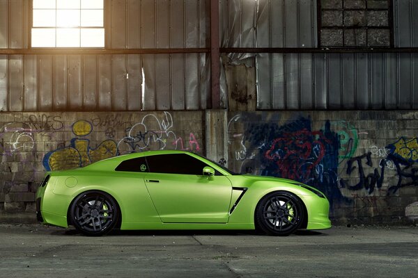 Vert nissan gt-r dans le garage sous la fenêtre