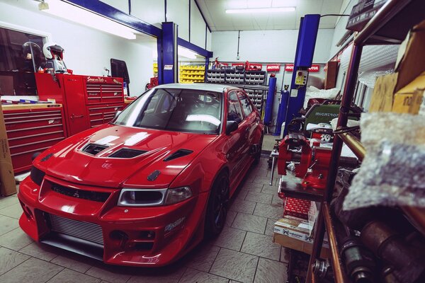 Roter Mitsubishi Lancer Evolution in der Garage