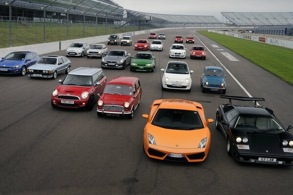 Lamborgini Ford Opel en la pista de carreras