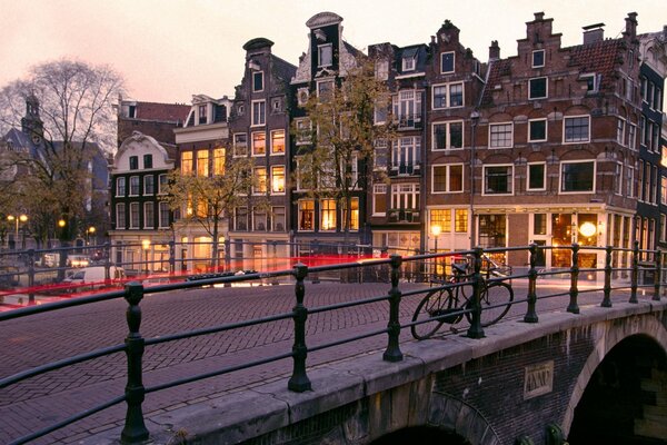 Bicicletta sul ponte nella sera di Amsterdam