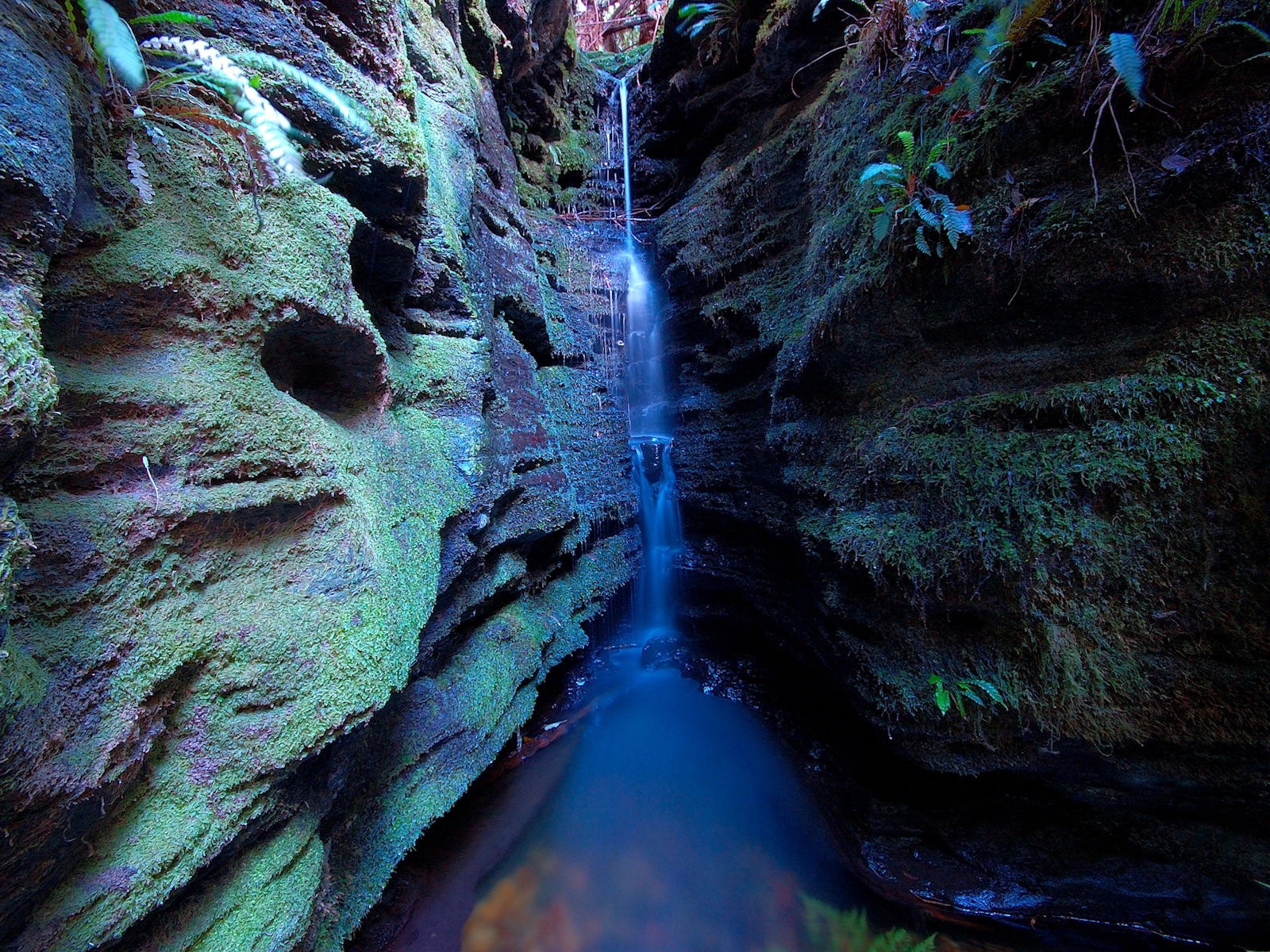 garganta cascada arroyo