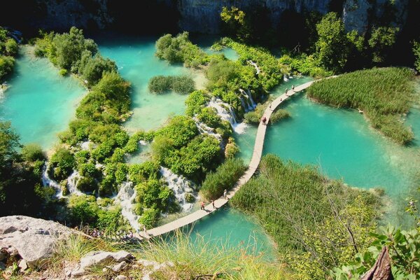 Il ponte pedonale attraversa diversi laghi