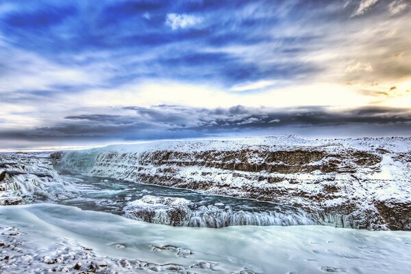 Пейзаж hdr . заснеженная река