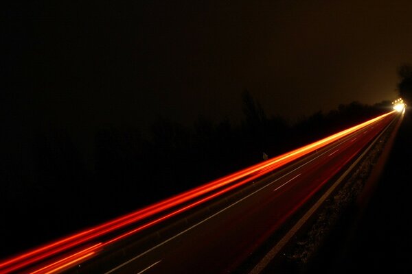 Trace de feu sur la route de nuit