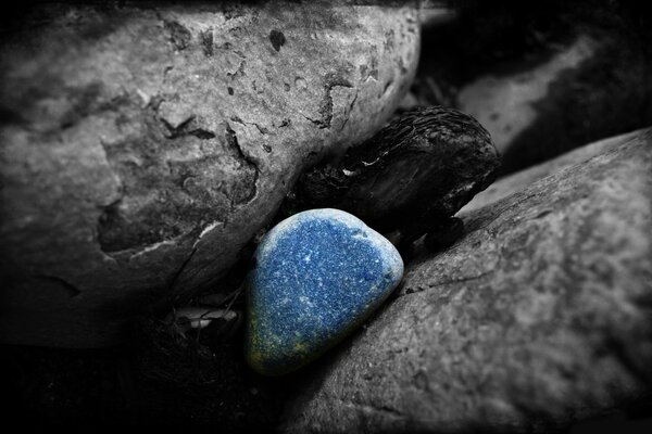 Schwarz-Weiß-Foto mit einem blauen Stein in der Mitte