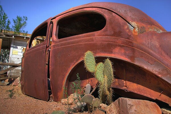 La vieille voiture a été abandonnée par le propriétaire