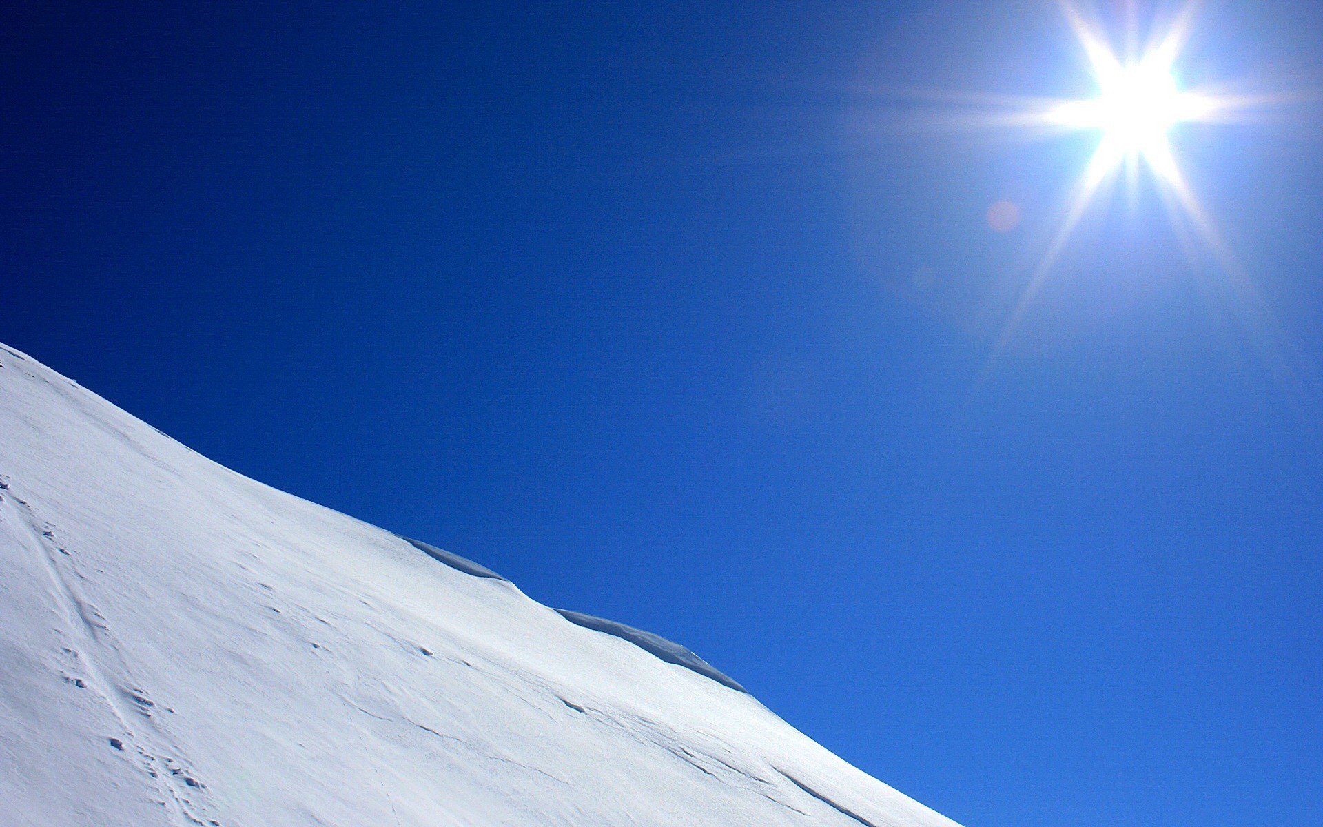 nieve pendiente sol azul