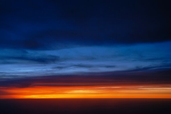 Beau coucher de soleil sur le ciel avec la transition de couleur